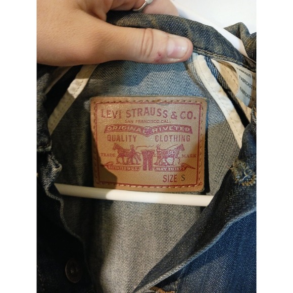 Levis Jacket Women’s Small Denim Classic Trucker Moto Dark Wash Stretch Pockets - Picture 4 of 5